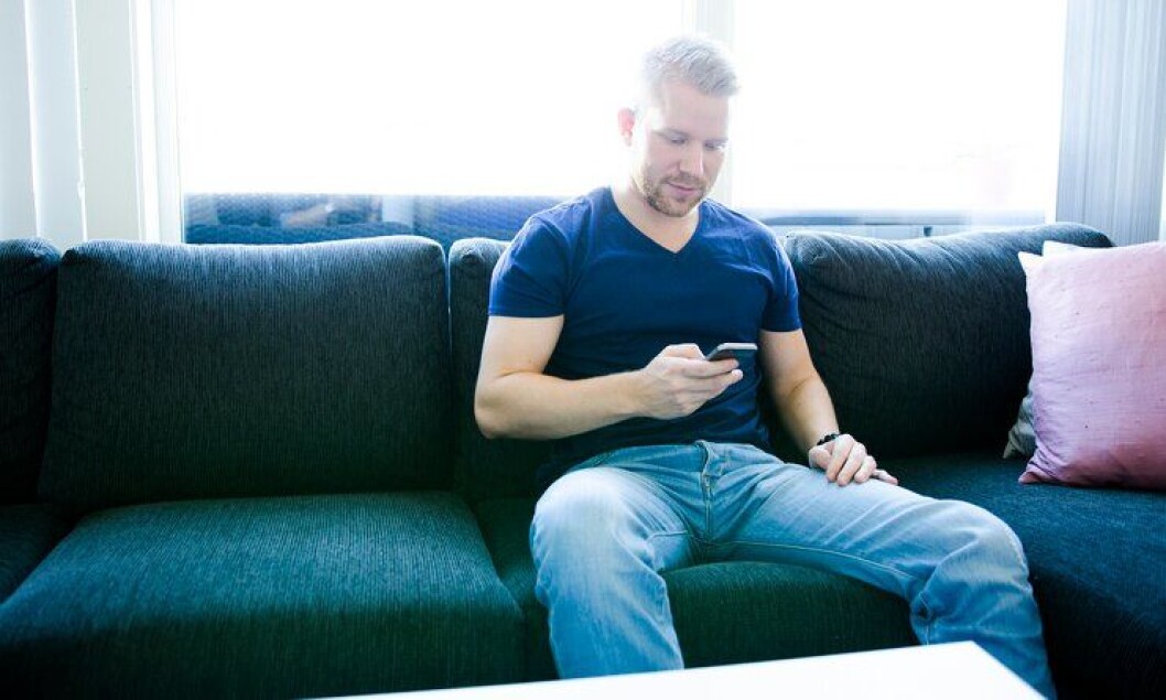 Lars Erik Holtet er arrestforvarer og har utviklet egne apper på fritiden. Det har slått an blant politimenn. Lars Erik Holtet er arrestforvarer og har utviklet egne apper på fritiden. Det har slått an blant politimenn.