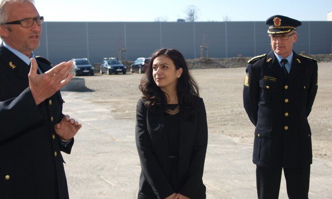 Hadia Tajik ville vite hva justis- og beredskapsministeren vil gjøre med politiets holdninger. Her sammen med Olav Unnestad og Arne Jørgen Olafsen i Follo politidistrikt. Hadia Tajik ville vite hva justis- og beredskapsministeren vil gjøre med politiets holdninger. Her sammen med Olav Unnestad og Arne Jørgen Olafsen i Follo politidistrikt.
