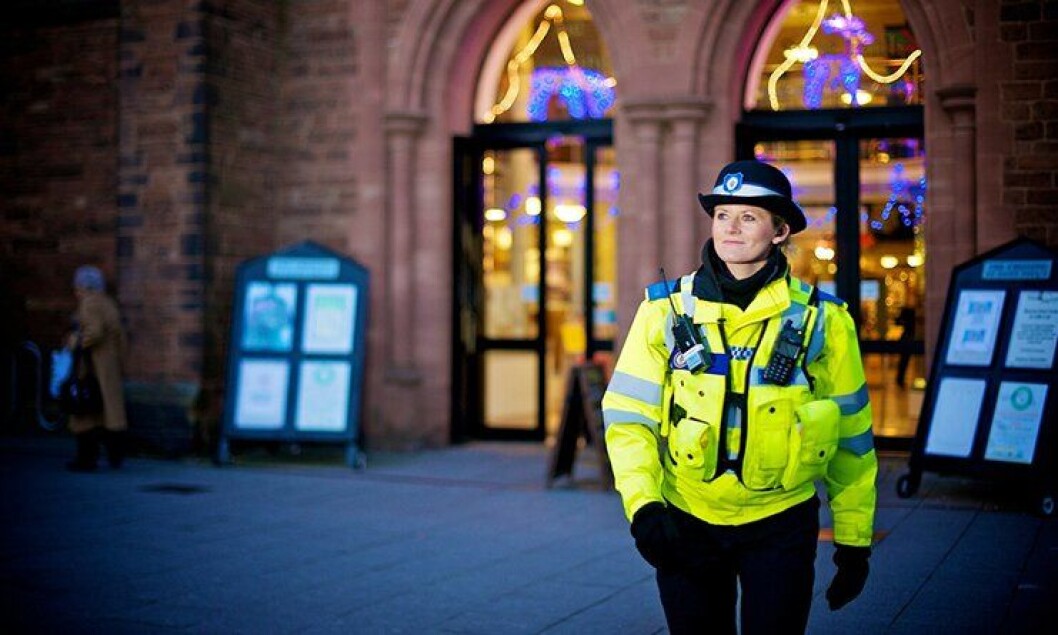 En britisk politibetjent patruljerer i gatene i Walsall i England. Slik tjeneste mener politi- og justisministeren det har blitt for mye av. En britisk politibetjent patruljerer i gatene i Walsall i England. Slik tjeneste mener politi- og justisministeren det har blitt for mye av.