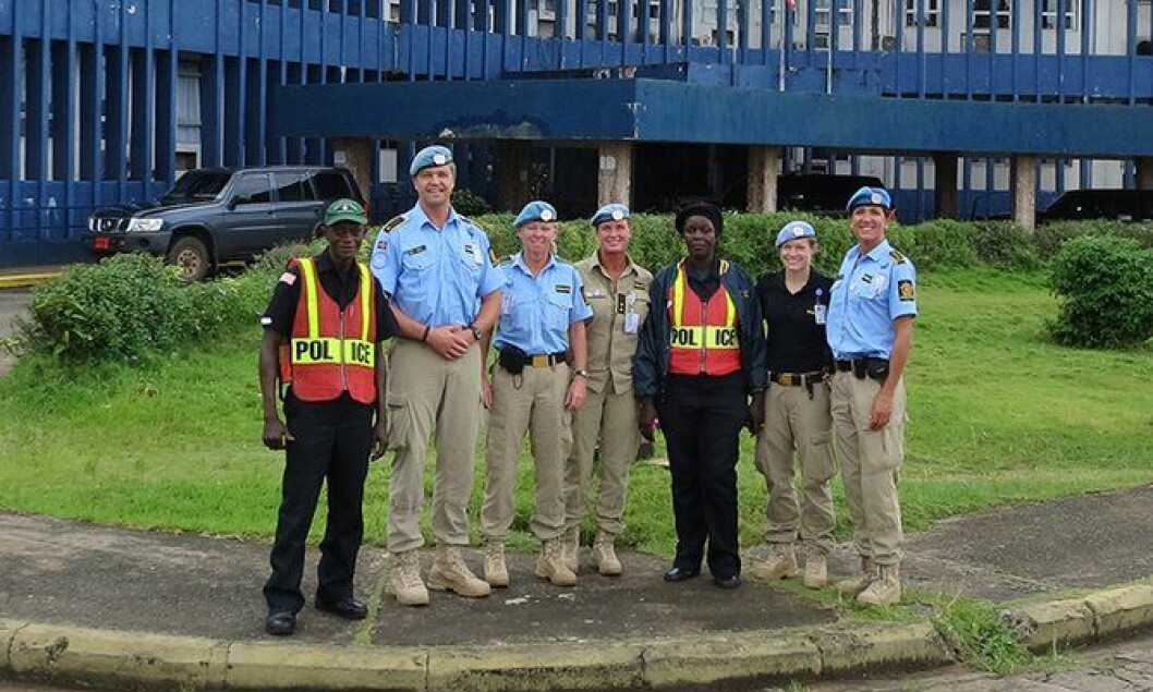 Fem norske politifolk sammen med to liberiske kolleger utenfor hovedkvarteret til Liberian National Police. De norske fra venstre: Per Evensen (Sør-Trøndelag/UP), Gro Jomås (Kripos), Anne Louise Øxseth (Follo pd.), Astri Flø (Oslo pd.) og Annie Sandersen (Telemark pd.) Fem norske politifolk sammen med to liberiske kolleger utenfor hovedkvarteret til Liberian National Police. De norske fra venstre: Per Evensen (Sør-Trøndelag/UP), Gro Jomås (Kripos), Anne Louise Øxseth (Follo pd.), Astri Flø (Oslo pd.) og Annie Sandersen (Telemark pd.)