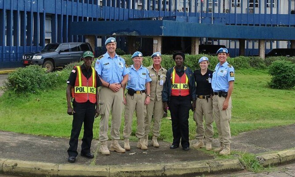 Fem norske politifolk sammen med to liberiske kolleger utenfor hovedkvarteret til Liberian National Police. De norske fra venstre: Per Evensen (Sør-Trøndelag/UP), Gro Jomås (Kripos), Anne Louise Øxseth (Follo pd.), Astri Flø (Oslo pd.) og Annie Sandersen (Telemark pd.)