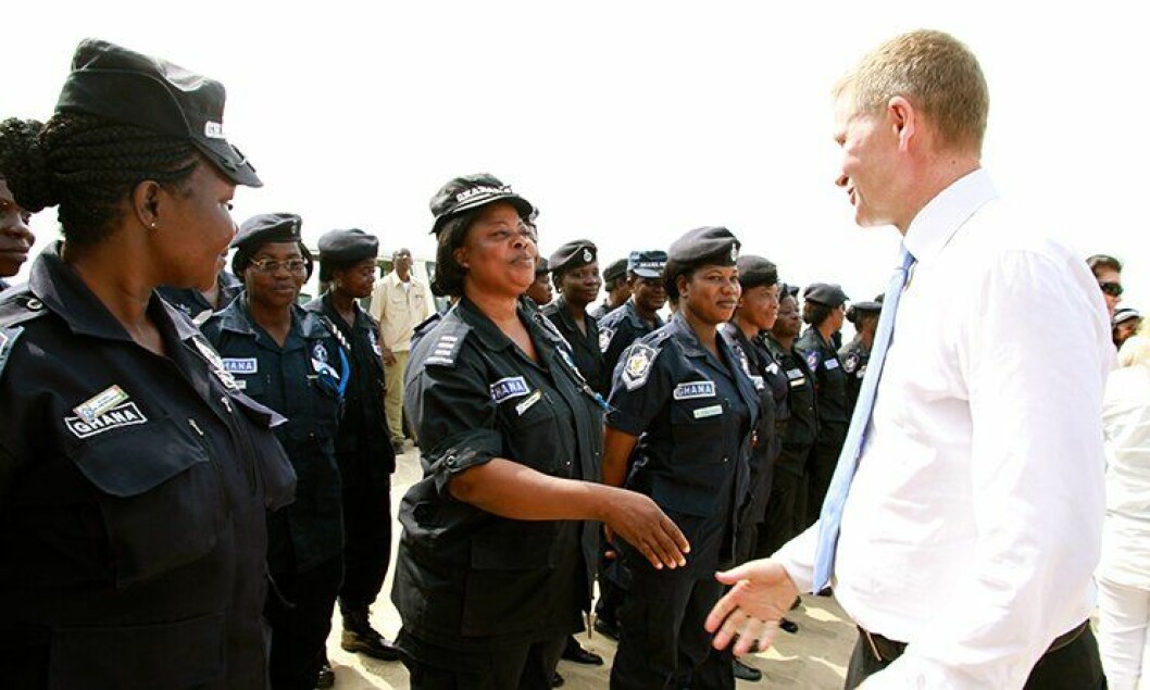 Her besøker daværende utviklingsminister Erik Solheim politikvinner i Ghana i 2011. De er trent opp gjennom Training for peace-programmet.