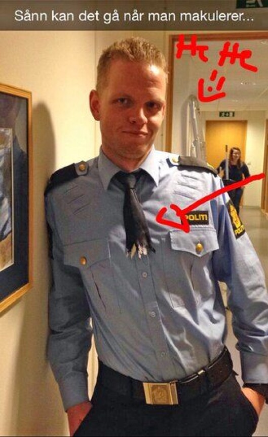 Politistudent Glenn skulle bare makulere et avhør, men satte fast slipset i makuleringsmaskina. Politistudent Glenn skulle bare makulere et avhør, men satte fast slipset i makuleringsmaskina.