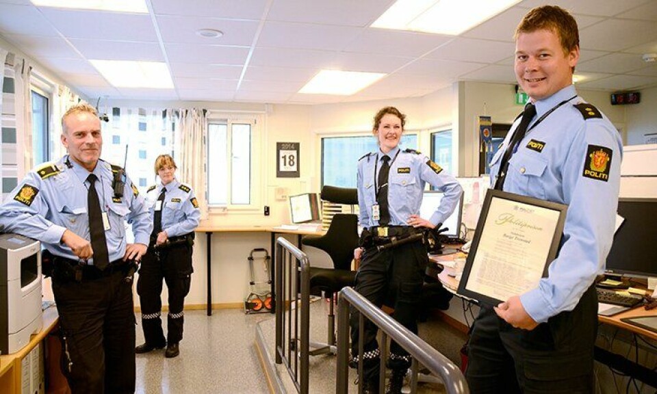 Politibetjent Børge Tronstad (til høyre) med det synlige beviset på at han fikk Agder politidistrikts politipris for 2013.
