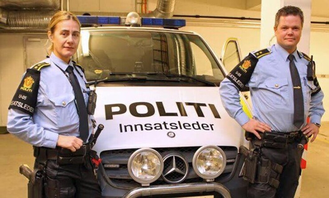 Innsatslederne Aina og Sindre i Østfold politidistrikt, med pistol på hofta. Innsatslederne Aina og Sindre i Østfold politidistrikt, med pistol på hofta.