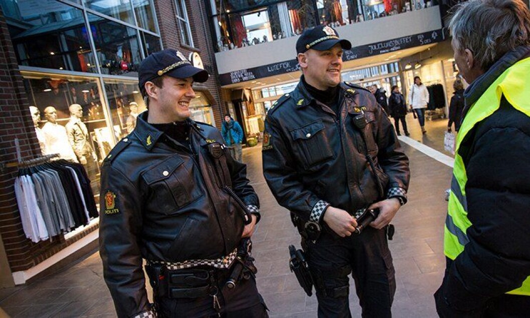 Politibetjentene Alexander Sjøvold Thofte og Vegard Kristiansen i Salten politidistrikt, sier de er skjerpet uansett om de bærer pistol eller ikke. Politibetjentene Alexander Sjøvold Thofte og Vegard Kristiansen i Salten politidistrikt, sier de er skjerpet uansett om de bærer pistol eller ikke.