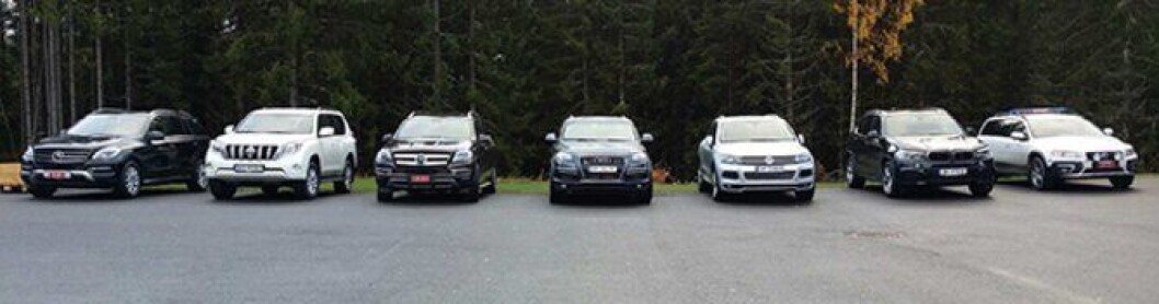 Politiets Fellestjenesters biltestere kåret BMW X5 (nummer to fra høyre) til vinner over Mercedes GL (til venstre), Toyota Land Cruiser, Mercedes ML, Audi Q7, VW Touareg og Volvo XC70. Politiets Fellestjenesters biltestere kåret BMW X5 (nummer to fra høyre) til vinner over Mercedes GL (til venstre), Toyota Land Cruiser, Mercedes ML, Audi Q7, VW Touareg og Volvo XC70.
