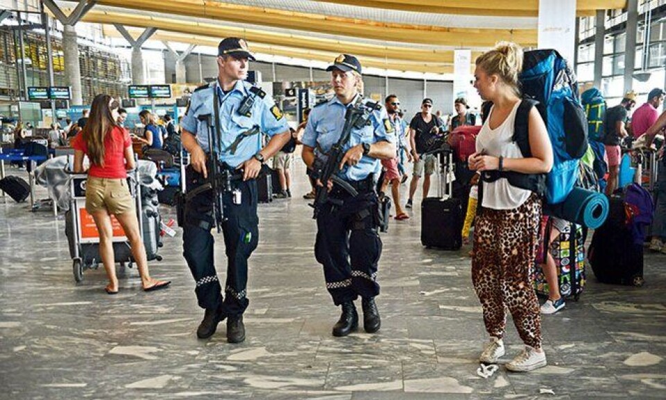 Bevæpnet politi på Gardermoen under terrortrusselen i Norge, sommeren 2014.