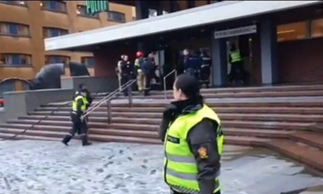 Politihuset i Bergen blir evakuert. Politihuset i Bergen blir evakuert.