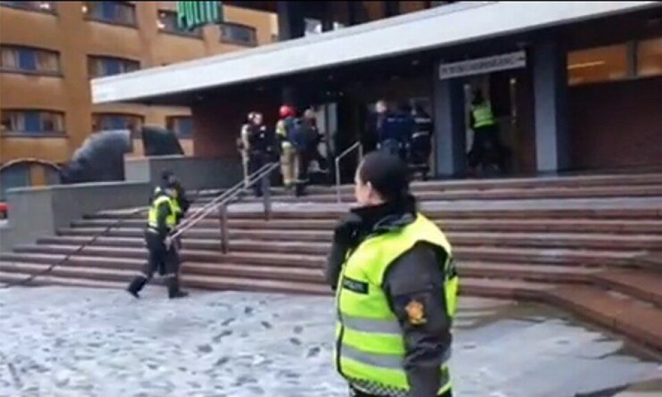 Politihuset i Bergen blir evakuert.
