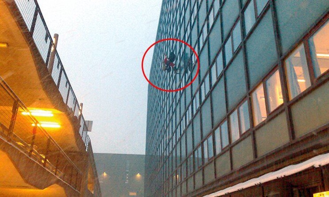 Her henger Beredskapstroppens julenisse bom fast på fasaden til politihuset i Oslo. Her henger Beredskapstroppens julenisse bom fast på fasaden til politihuset i Oslo.