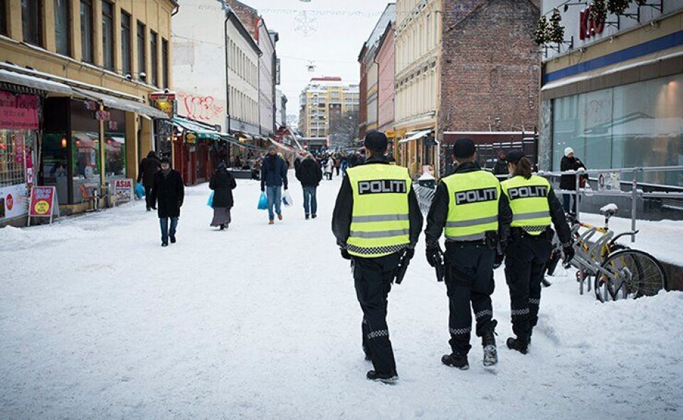 Her i Brugata, ved en av de mest trafikkerte holdeplassene i Oslo, viftet en mann med kjøkkenkniv og politiet trakk våpen. Illustrasjonsbilde.