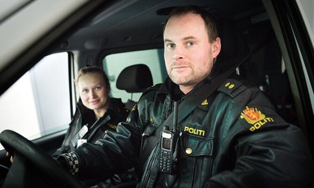 Politibetjentene Nina Castberg og Andreas Øvergaard ved Sentrum politistasjon i Oslo. Politibetjentene Nina Castberg og Andreas Øvergaard ved Sentrum politistasjon i Oslo.