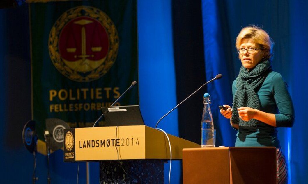 HR-direktør Karin Aslaksen i POD på Politiets Fellesforbunds landsmøte i 2014. HR-direktør Karin Aslaksen i POD på Politiets Fellesforbunds landsmøte i 2014.