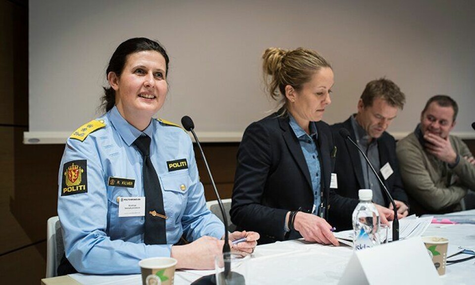 Politimester i Telemark, Rita Kilvær (til venstre), foreslår å dele opp praksisen på politiutdanningen. Mette Skjæret fra PHS og POD bekrefter forskjeller mellom studier og virkelighet.
