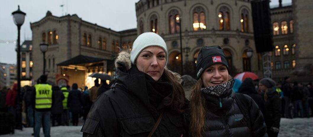 Gunn Hege Høgberg og Henriette Kampesveen var blant politifolkene som møtte opp foran Stortinget. Gunn Hege Høgberg og Henriette Kampesveen var blant politifolkene som møtte opp foran Stortinget.