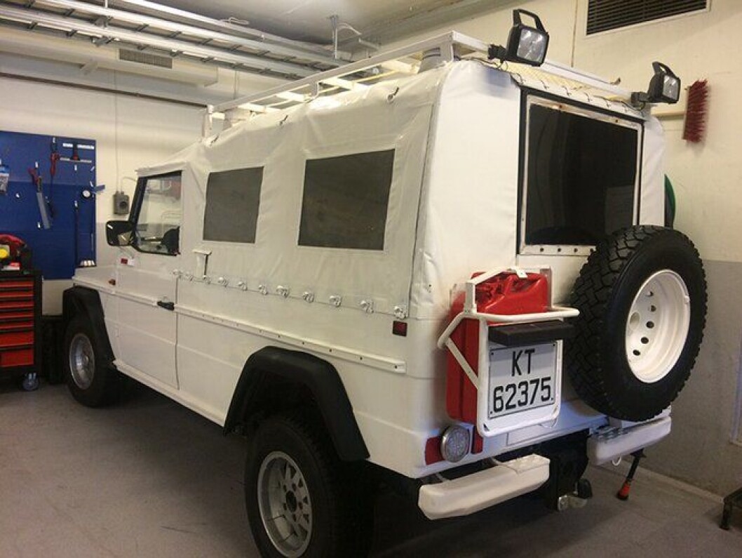 Fin til å lade mobiltelefoner og trekke politibåten med. Mercedes-Benz 240 GD fra 1985 står hos Røyken og Hurum lensmannskontor. Fin til å lade mobiltelefoner og trekke politibåten med. Mercedes-Benz 240 GD fra 1985 står hos Røyken og Hurum lensmannskontor.