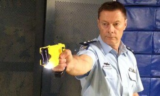 Politiet i New Zealand viser fram Taseren. Foto: Privat Politiet i New Zealand viser fram Taseren. Foto: Privat