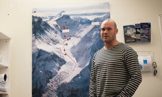 Inge Meløy under forberedelsene på kontorene til Hvitserk, selskapet han leder ekspedisjonen for, før turen. På veggen henger Mount Everest. Inge Meløy under forberedelsene på kontorene til Hvitserk, selskapet han leder ekspedisjonen for, før turen. På veggen henger Mount Everest.