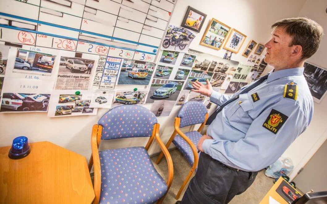 Det meste av forslag til ny uniformering av politibiler er samlet på kontorveggen til politioverbetjent Morten Østraat på Manglerud. Det meste av forslag til ny uniformering av politibiler er samlet på kontorveggen til politioverbetjent Morten Østraat på Manglerud.