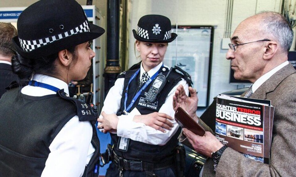 Politiforbundsleder i England og Wales sier at el-våpen er på tide å få på plass i politiutrustningen. Til nå har ikke faren for terrorangrep i Storbritannia ført til generell bevæpning av politiet. Politiforbundsleder i England og Wales sier at el-våpen er på tide å få på plass i politiutrustningen. Til nå har ikke faren for terrorangrep i Storbritannia ført til generell bevæpning av politiet.
