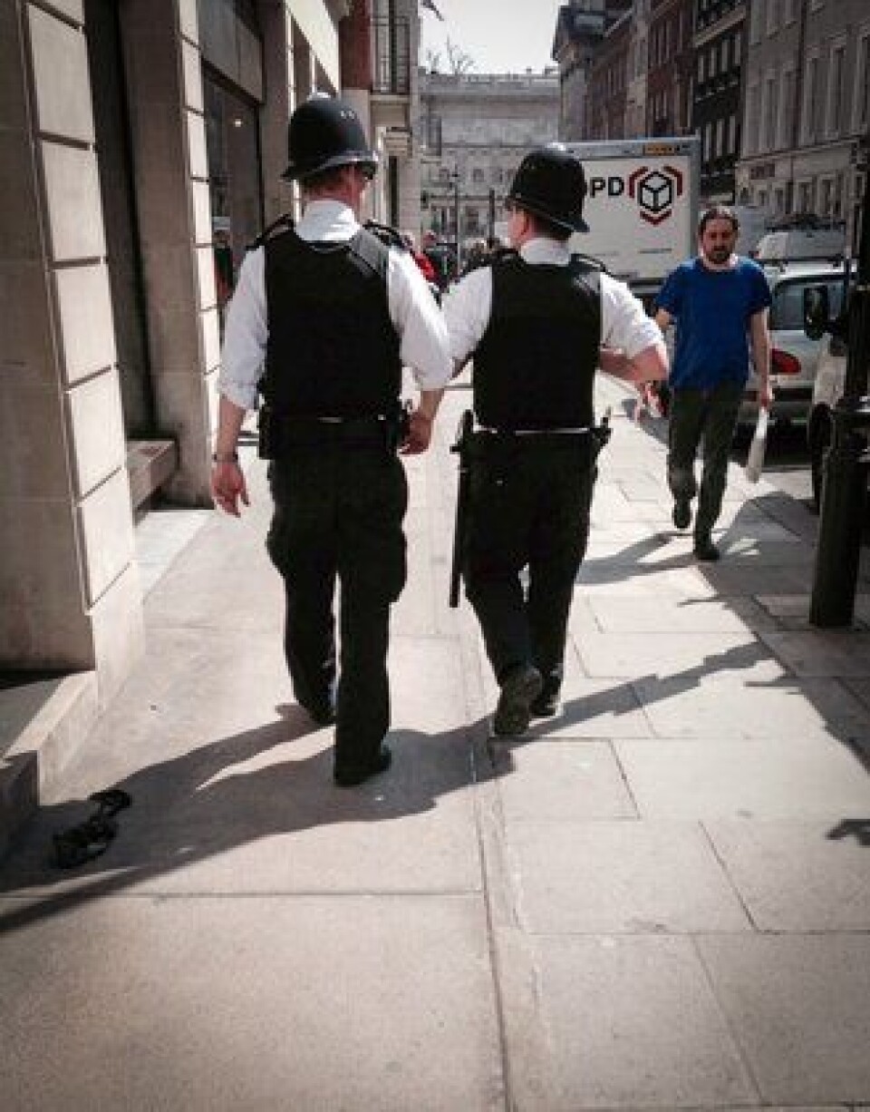 Ubevæpnede bobbier trasker gatelangs i London mens politiforeningen krever umiddelbar bevæpning med taser. Ubevæpnede bobbier trasker gatelangs i London mens politiforeningen krever umiddelbar bevæpning med taser.