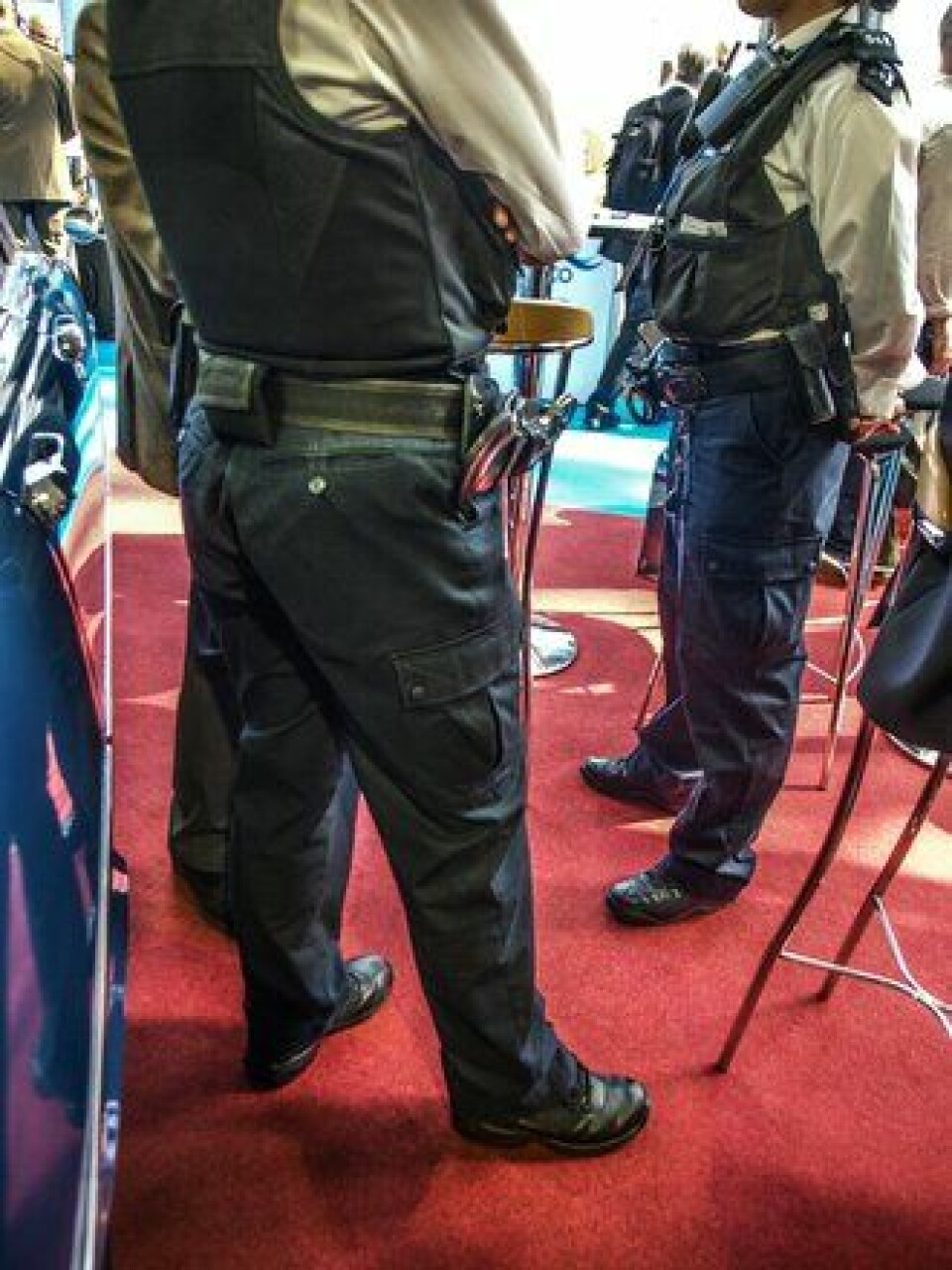 Ubevæpnet: Konstabler til fots har lite i sine belter. Dype røtter i den britiske folkesjela vil ha et politi som er ”en av oss”, og ”oss” er ubevæpnet.