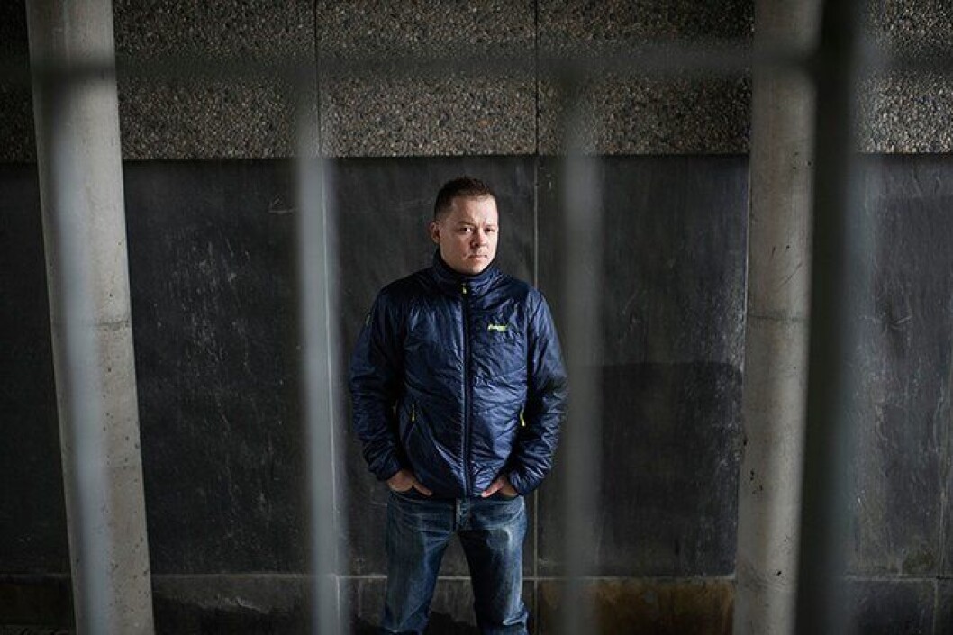 Ernst i sivil. Før han begynte å jobbe i politiet jobbet han som drosjesjåfør. Han er glad han tok mot til seg og søkte politiet. Ernst i sivil. Før han begynte å jobbe i politiet jobbet han som drosjesjåfør. Han er glad han tok mot til seg og søkte politiet.