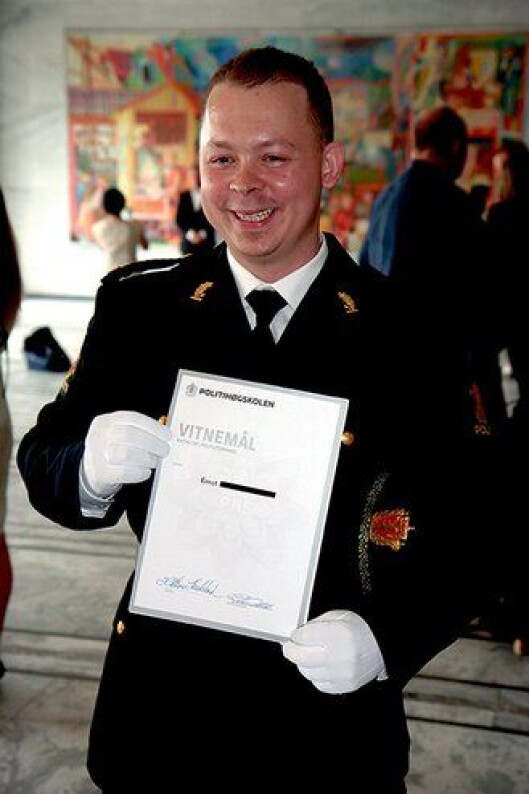 Ernst mottar vitnemålet og er ferdig utdannet politimann. Ernst mottar vitnemålet og er ferdig utdannet politimann.