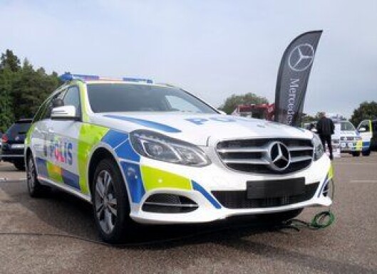 Trolig anbud. Det er sannsynlig at Mercedes-Benz også vil legge inn anbud til nye politibiler. Her en E-klasse fra Sverige. Trolig anbud. Det er sannsynlig at Mercedes-Benz også vil legge inn anbud til nye politibiler. Her en E-klasse fra Sverige.