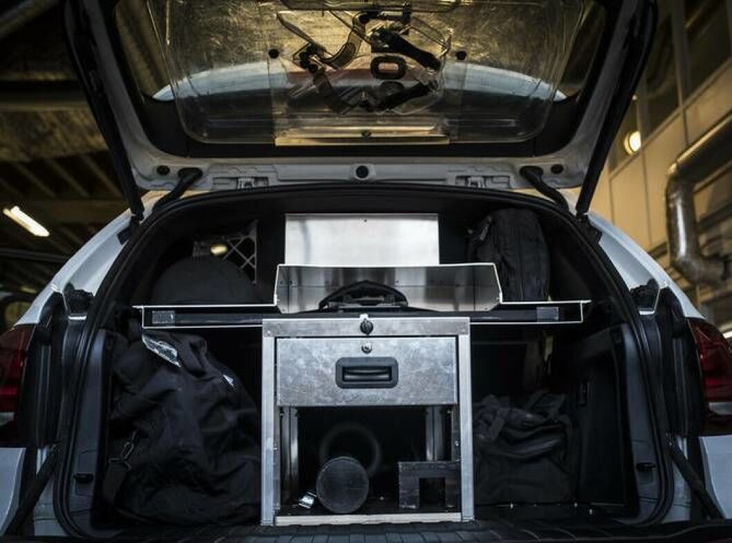Nøkkelordet er standardisering. Her er den 35 kilo-tunge aluminiumsinnredningen med designerte plasser for utstyr. I bagasjeluken ser man hvor skjoldet skal henge. Nøkkelordet er standardisering. Her er den 35 kilo-tunge aluminiumsinnredningen med designerte plasser for utstyr. I bagasjeluken ser man hvor skjoldet skal henge.