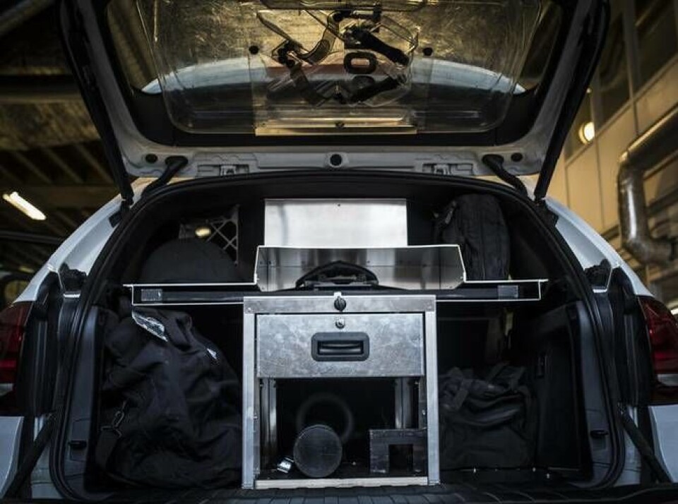 Nøkkelordet er standardisering. Her er den 35 kilo-tunge aluminiumsinnredningen med designerte plasser for utstyr. I bagasjeluken ser man hvor skjoldet skal henge.