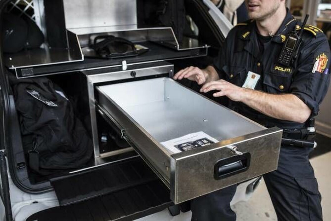 Skuffen kan også bli gjort om til et feltbord til for eksempel bruk av datamskin, slik det her er illustrert av Andreas Øvland. Skuffen kan også bli gjort om til et feltbord til for eksempel bruk av datamskin, slik det her er illustrert av Andreas Øvland.
