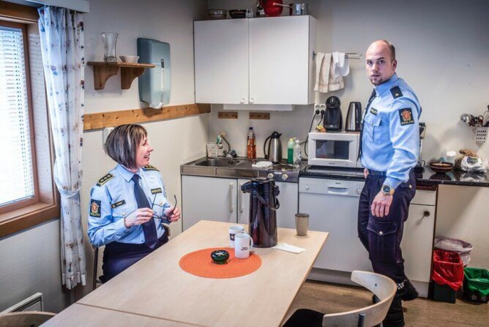 Lensmann i Porsanger Britt Solveig Olaussen og betjent Tor Ivar Myrland tar seg tid til en sjelden kaffepause. De er begge opptatt av at innbyggerne skal få det de fortjener.