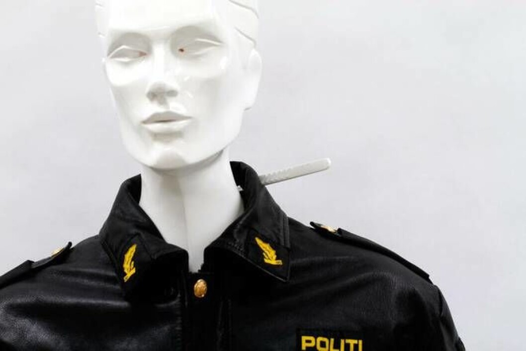 Rekonstruksjonen av angrepet viser hvor kniven traff politibetjent Ronnie Fiskvik. Kragen på jakka reddet ham. Rekonstruksjonen av angrepet viser hvor kniven traff politibetjent Ronnie Fiskvik. Kragen på jakka reddet ham.
