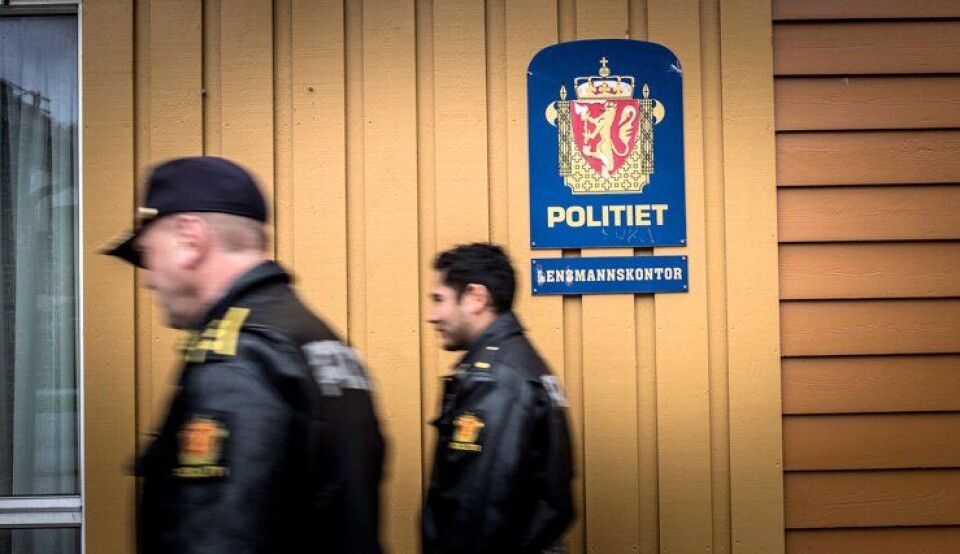 Lensmannskontoret i Askvoll skal legges ned, men Senterpartiet får støtte fra KrF i at de gjenværende lensmannskontorene ikke skal bli enmannskontorer. Lensmannskontoret i Askvoll skal legges ned, men Senterpartiet får støtte fra KrF i at de gjenværende lensmannskontorene ikke skal bli enmannskontorer.