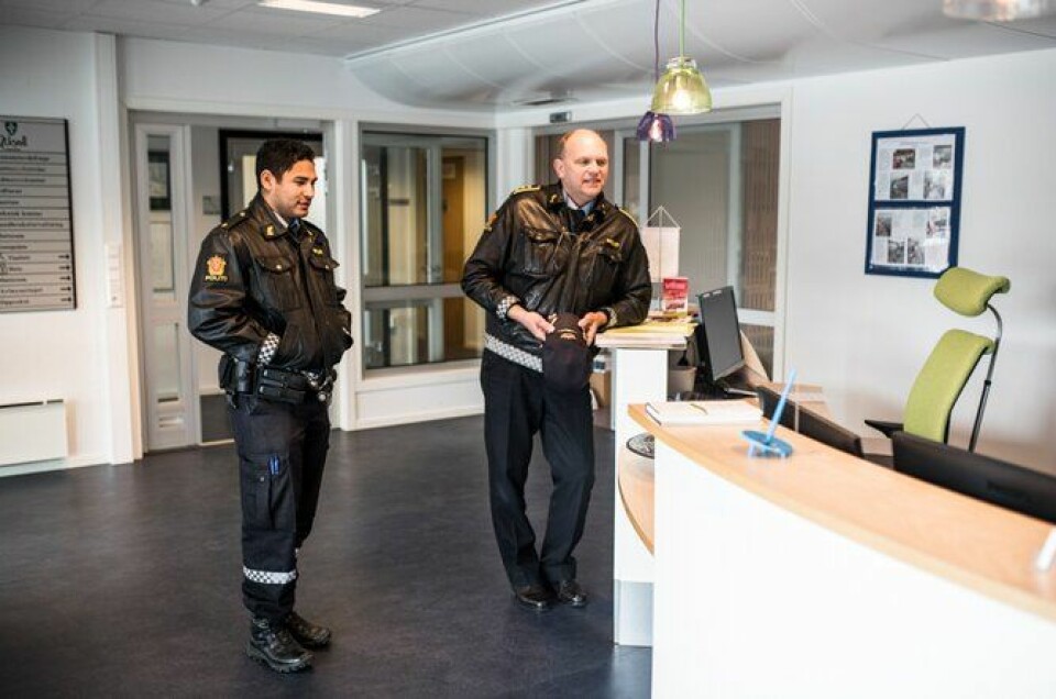 Veien er kort mellom lokalpolitikere og politi i små kommuner som Askvoll. Her har de to politimennene tuslet innom rådhuset.
