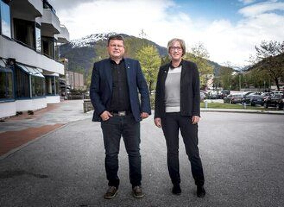 Ordfører i Fjaler kommune, Arve Helle, og ordfører i Askvoll, Frida Melvær, håper nærpolitireformen gir et virkelig nærpoliti.