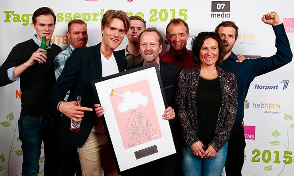 Her er Politiforum etter at forsideprisen ble tildelt. Fra venstre: Ådne Sinnes, Stig Kolstad, Benjamin Gjerde, Torkjell Trædal, Øyvind Kristiansen, Ole Martin Mortvedt, Heidi Bjørkedal og Erik Inderhaug.