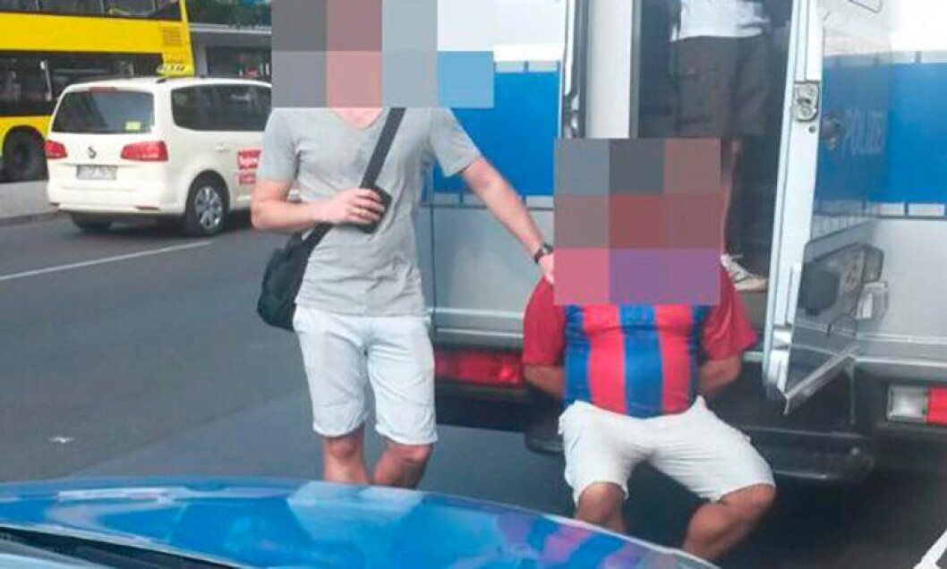 Her har norsk politi nettopp pågrepet lommetyver i Berlin. Vinningsgruppen i Oslo-politiet delte på Twitter at de var på plass i kveld. Bildet er gjengitt med tillatelse fra Vinningsgruppen. Her har norsk politi nettopp pågrepet lommetyver i Berlin. Vinningsgruppen i Oslo-politiet delte på Twitter at de var på plass i kveld. Bildet er gjengitt med tillatelse fra Vinningsgruppen.