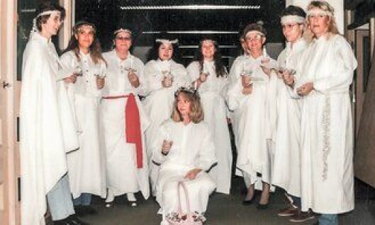 S ankta Lucia: Den tidligere forvaltningsavdelingen på gamle S kien politikammer gikk Lucia-tog i 1991. Det ble heller kjølig mottatt. Bendicte Tolle fsen Hansen sitter i front som helgenen selv, Gunn Inger Vale er nummer to fra venstre og Ellen Amunds en nummer fem f.v. S ankta Lucia: Den tidligere forvaltningsavdelingen på gamle S kien politikammer gikk Lucia-tog i 1991. Det ble heller kjølig mottatt. Bendicte Tolle fsen Hansen sitter i front som helgenen selv, Gunn Inger Vale er nummer to fra venstre og Ellen Amunds en nummer fem f.v.