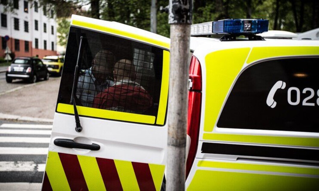 Forfatter av leserinnlegget er enig i at det er bortkastet ressursbruk at politiet skal drive ren ”taxitransport” av psykisk syke. Men noen ganger er det nødvendig med politibistand for å bane vei inn til pasienten, og for å opprettholde helsepersonellets sikkerhet. Forfatter av leserinnlegget er enig i at det er bortkastet ressursbruk at politiet skal drive ren ”taxitransport” av psykisk syke. Men noen ganger er det nødvendig med politibistand for å bane vei inn til pasienten, og for å opprettholde helsepersonellets sikkerhet.