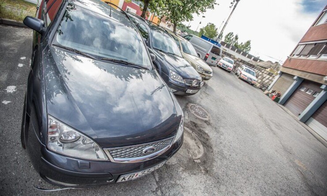 BILPARKEN: Sivile biler i Nordre Buskerud som står i faresonen for å få utrykningsforbud. I bakgrunnen står en uniformert V70 som allerede har fått det. BILPARKEN: Sivile biler i Nordre Buskerud som står i faresonen for å få utrykningsforbud. I bakgrunnen står en uniformert V70 som allerede har fått det.