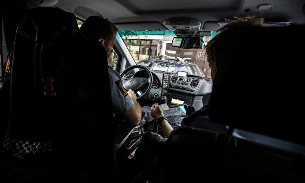 Dersom ikke korrekt identitet er avklart i førstelinjen kan ikke UD hjelpe myndighetene her hjemme med å stoppe personer som har falsk identitet og eventuelle kriminelle hensikter i Norge. Dersom ikke korrekt identitet er avklart i førstelinjen kan ikke UD hjelpe myndighetene her hjemme med å stoppe personer som har falsk identitet og eventuelle kriminelle hensikter i Norge.