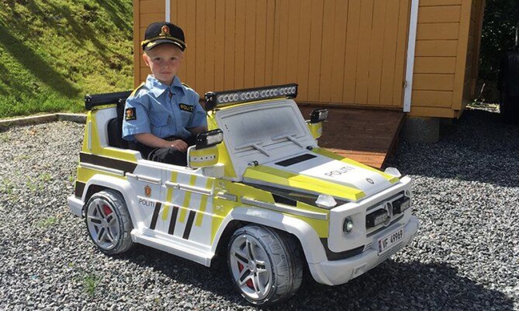 Mathias (4) på plass i ny bil. Nå venter patruljering i hagen. Mathias (4) på plass i ny bil. Nå venter patruljering i hagen.