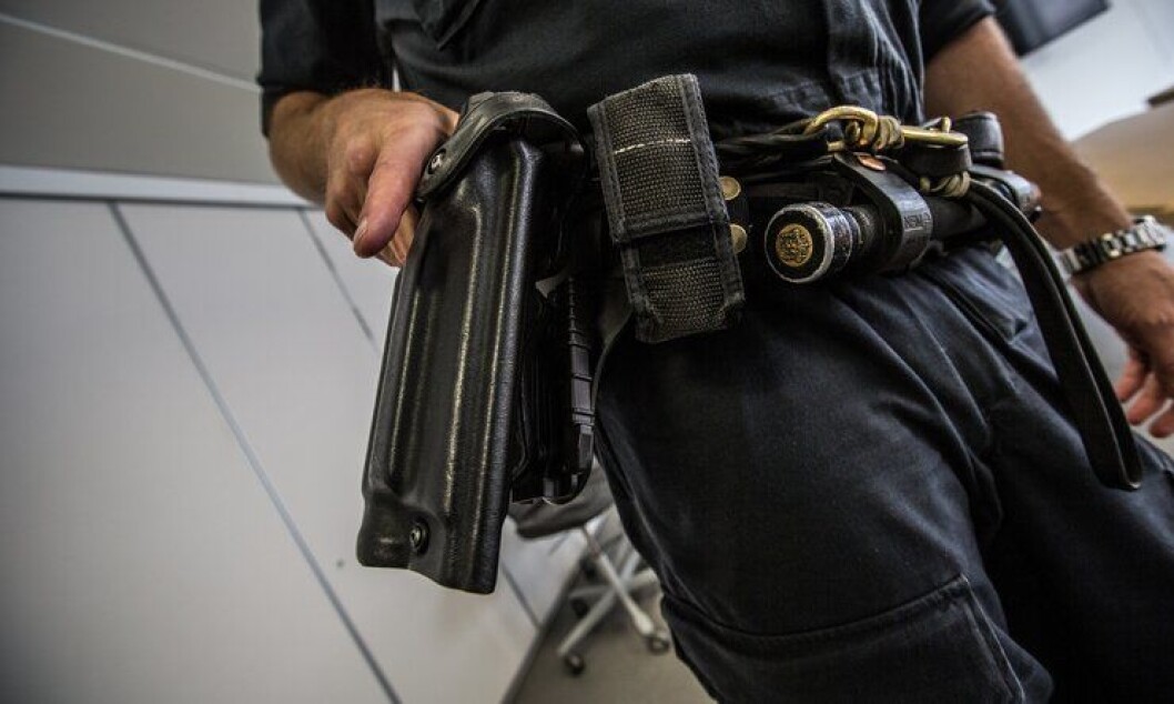 Politiets Fellesforbund mener det er viktig å understreke viktigheten av egensikkerheten til polititjenestemann og sikkerheten til publikum. Sigve Bolstad mener det i utgangspunktet skal være umulig å avfyre et hylstret våpen. Politiets Fellesforbund mener det er viktig å understreke viktigheten av egensikkerheten til polititjenestemann og sikkerheten til publikum. Sigve Bolstad mener det i utgangspunktet skal være umulig å avfyre et hylstret våpen.