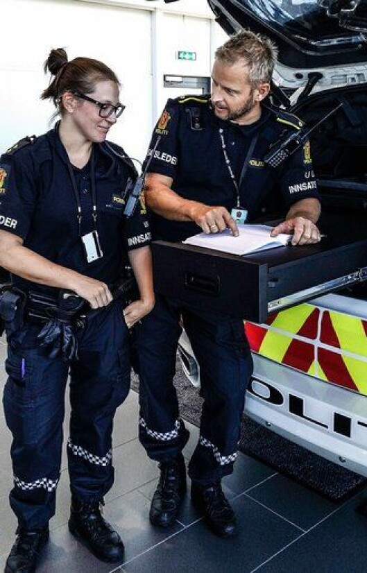 Smarte løsninger: Linn Ingeborg Fjermeros og Tom Einar Gausdal tester ut «feltbordet» - én av mange nye funksjoner i innsatslederbilen. Smarte løsninger: Linn Ingeborg Fjermeros og Tom Einar Gausdal tester ut «feltbordet» - én av mange nye funksjoner i innsatslederbilen.