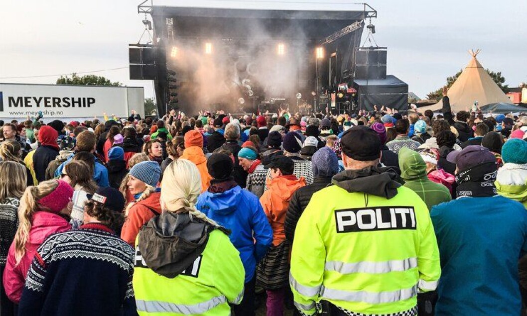 KULTUR PÅ JOBB: Trænafestivalen samler både store og små artister. Det gjør at politiet også kan få litt underholdning under vaktene. KULTUR PÅ JOBB: Trænafestivalen samler både store og små artister. Det gjør at politiet også kan få litt underholdning under vaktene.