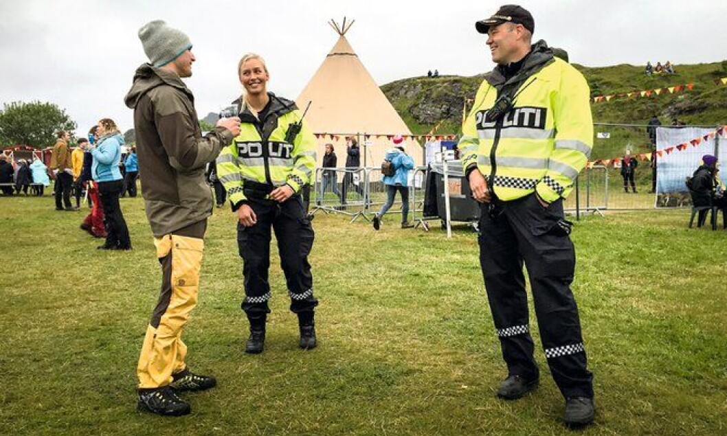 FÅR HØRE MYE: Pernille Skodje og Håvard Sjåvik får både historier og komplimenter fra festivalpublikummet. FÅR HØRE MYE: Pernille Skodje og Håvard Sjåvik får både historier og komplimenter fra festivalpublikummet.