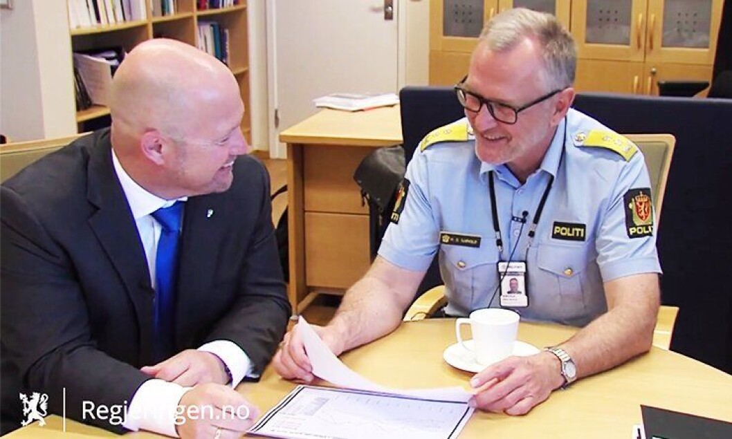 – Det er hyggeligere å være politimester nå enn det var den gangen for å si det sånn, ler politimester Sjøvold i videoen, når han intervjues av justisminister Anders Anundsen om tilstanden i Oslo-politiet. – Det er hyggeligere å være politimester nå enn det var den gangen for å si det sånn, ler politimester Sjøvold i videoen, når han intervjues av justisminister Anders Anundsen om tilstanden i Oslo-politiet.